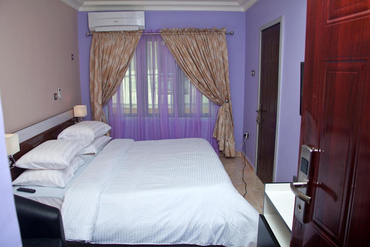 Milestone Hotel Ogombo Bagian luar foto