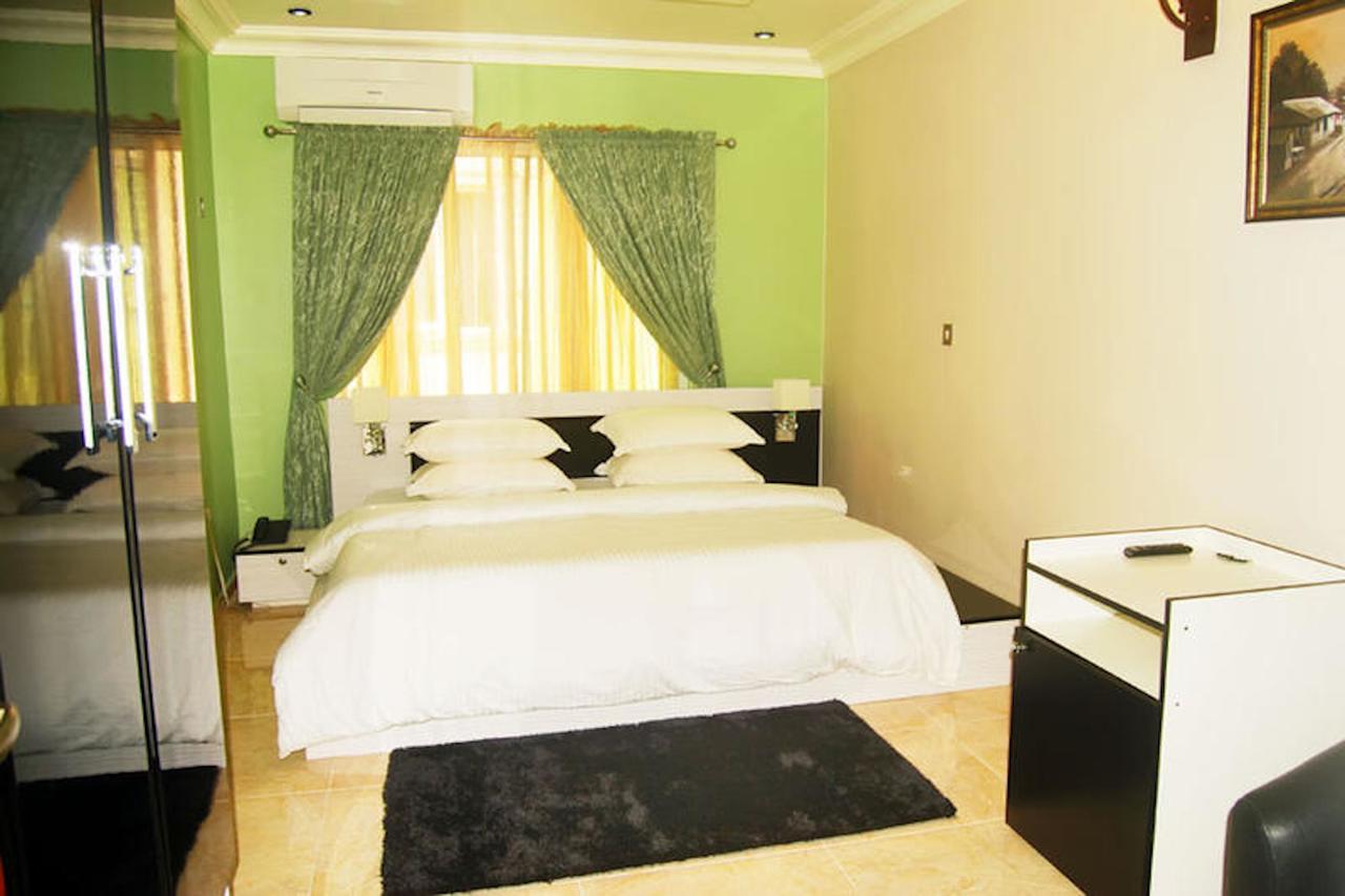 Milestone Hotel Ogombo Bagian luar foto