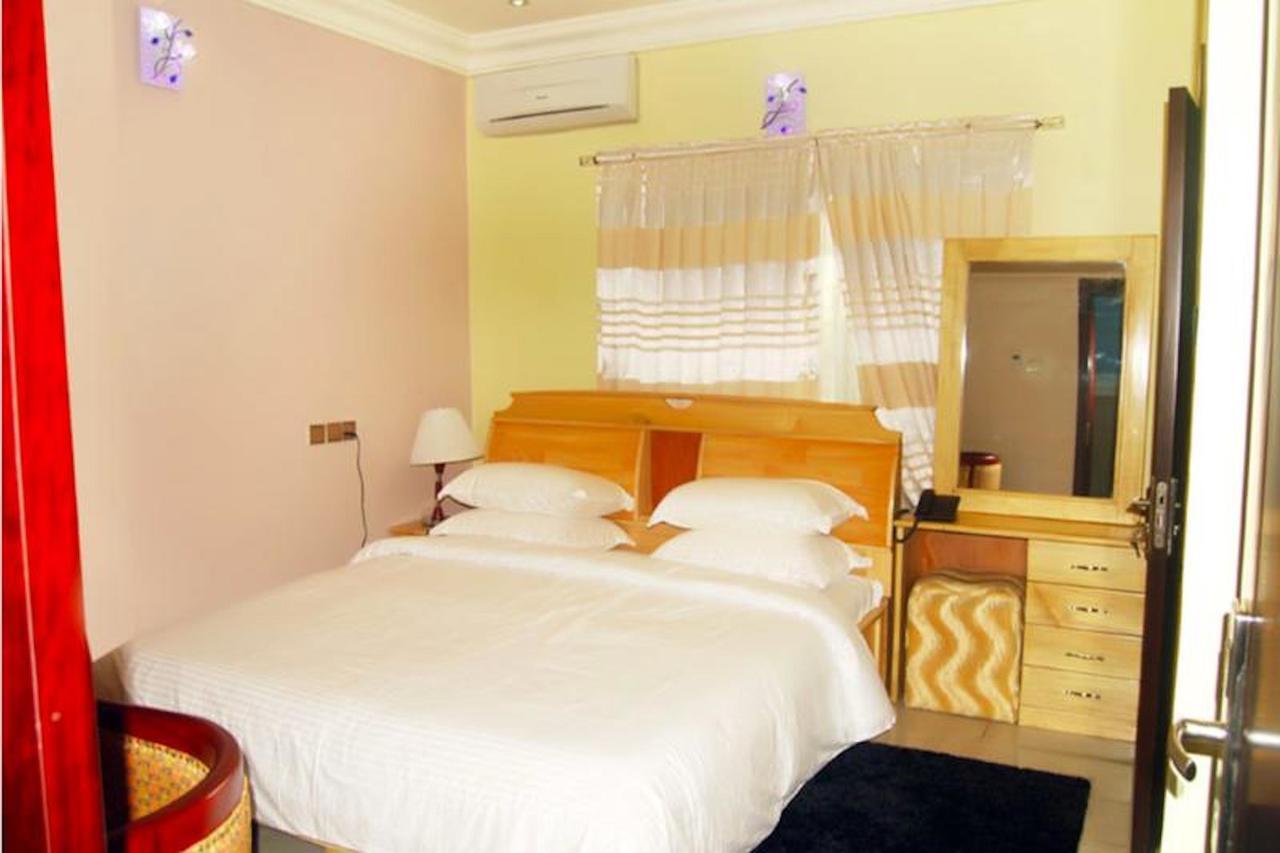 Milestone Hotel Ogombo Bagian luar foto