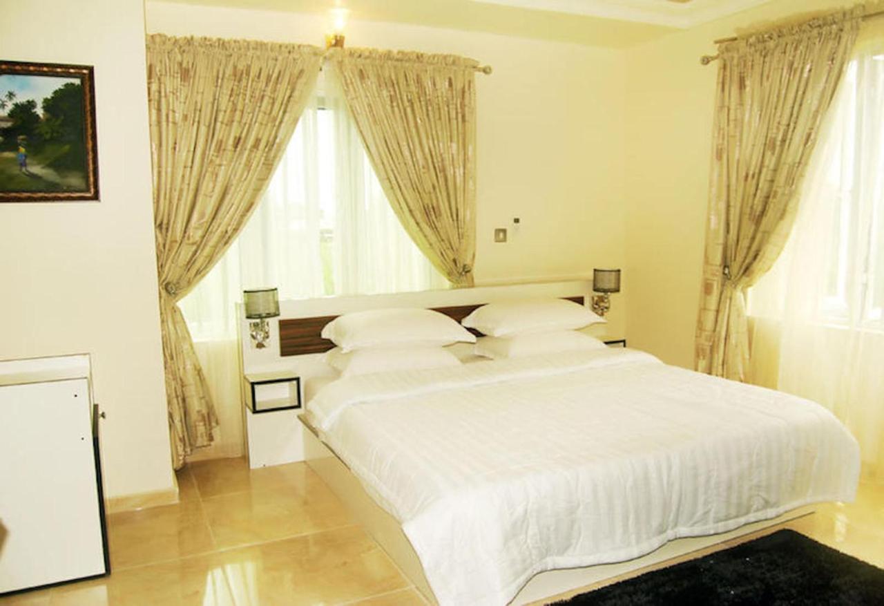 Milestone Hotel Ogombo Bagian luar foto