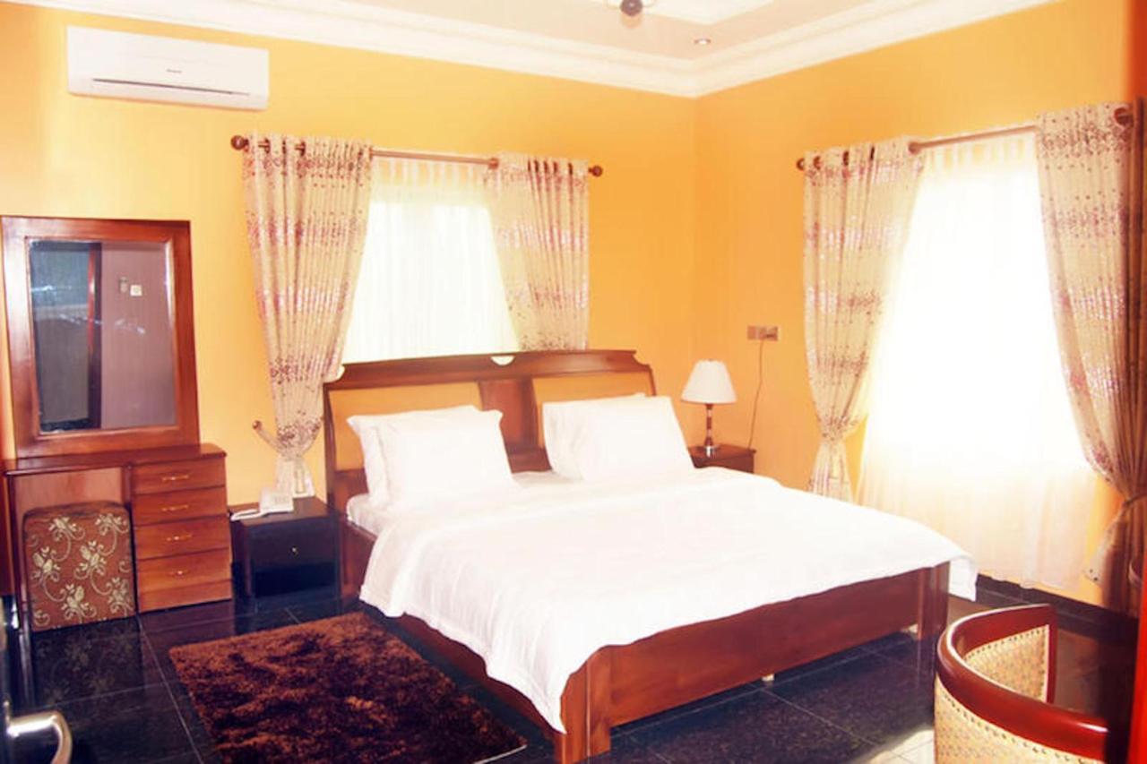 Milestone Hotel Ogombo Bagian luar foto