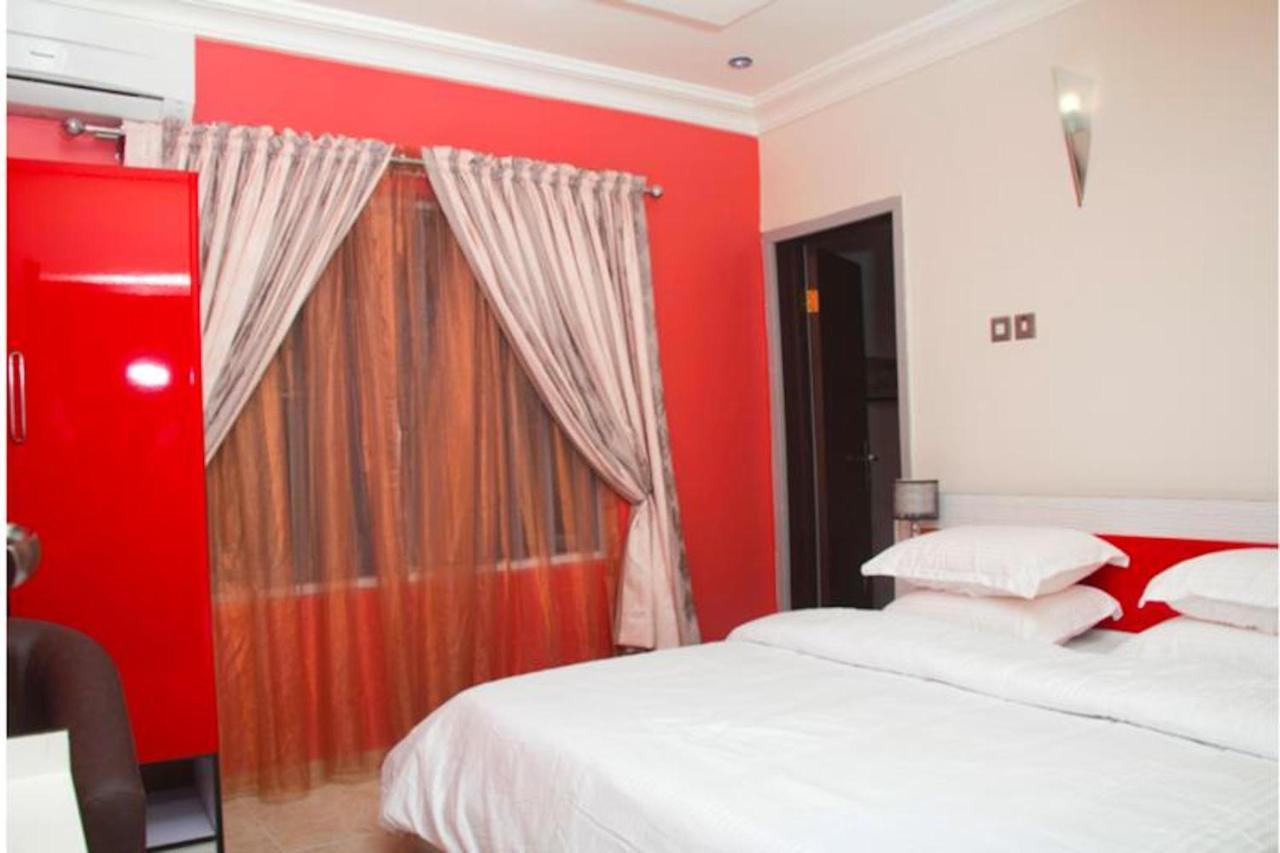 Milestone Hotel Ogombo Bagian luar foto