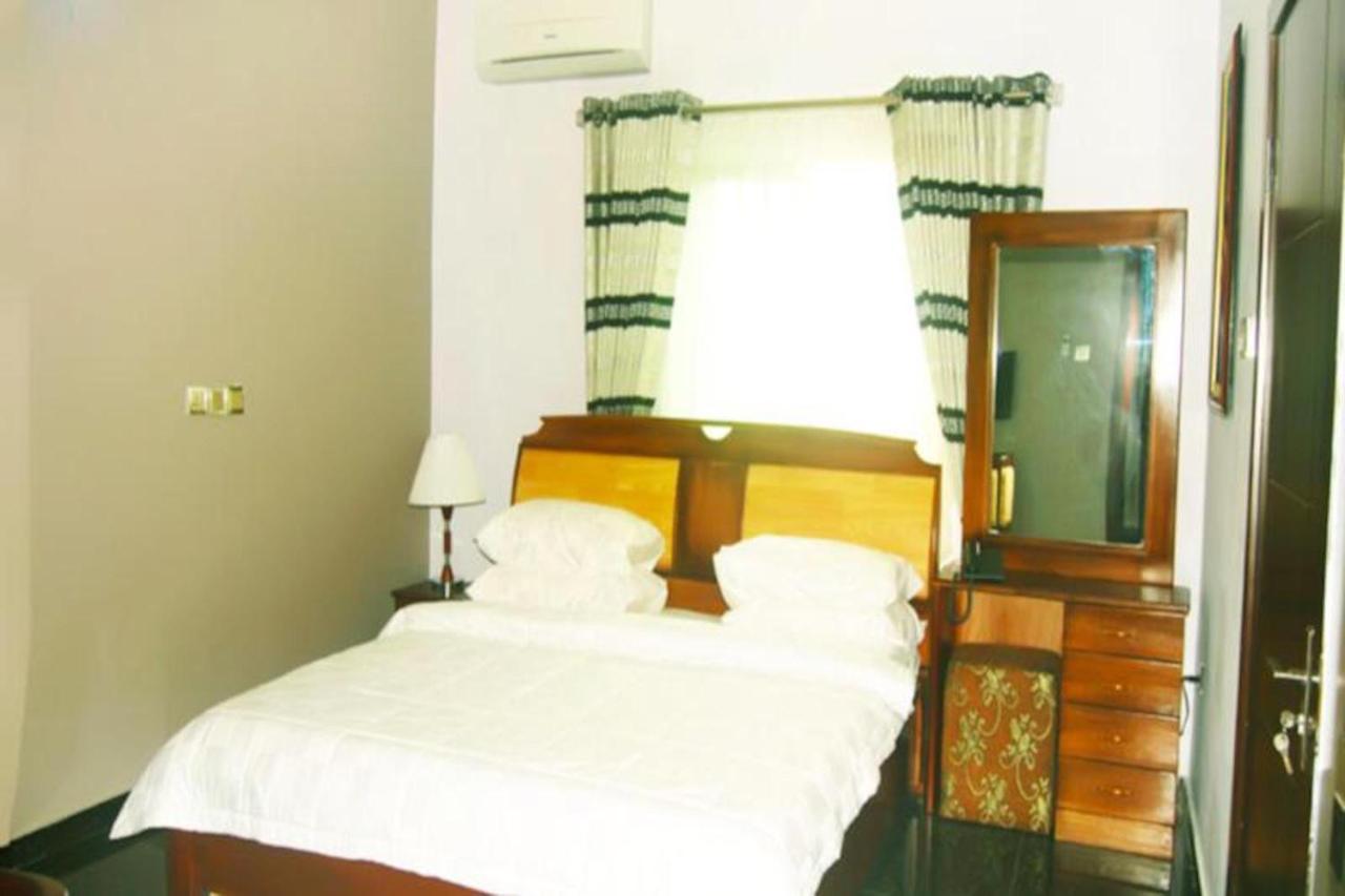 Milestone Hotel Ogombo Bagian luar foto