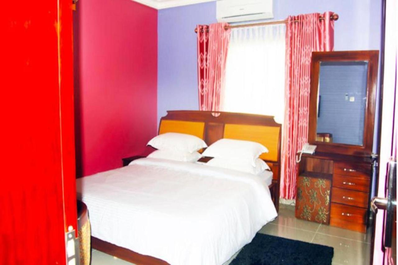 Milestone Hotel Ogombo Bagian luar foto