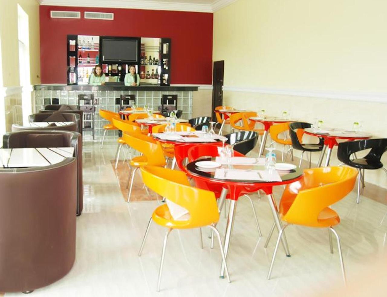 Milestone Hotel Ogombo Bagian luar foto